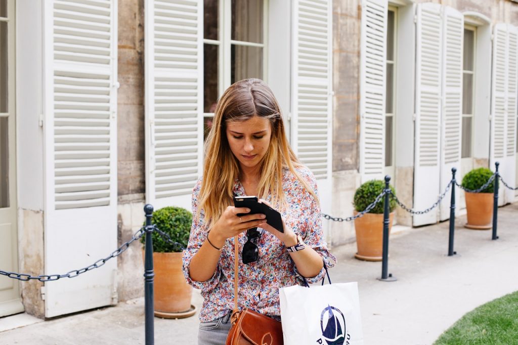 IMAGE girl shopping and texting